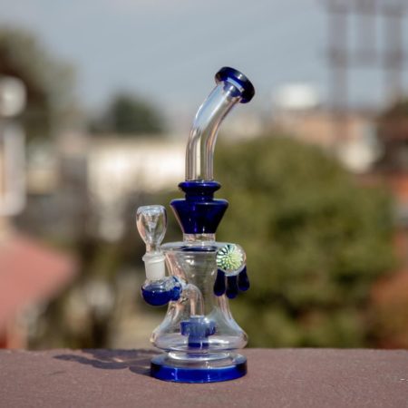 glass-water-pipe-smoking